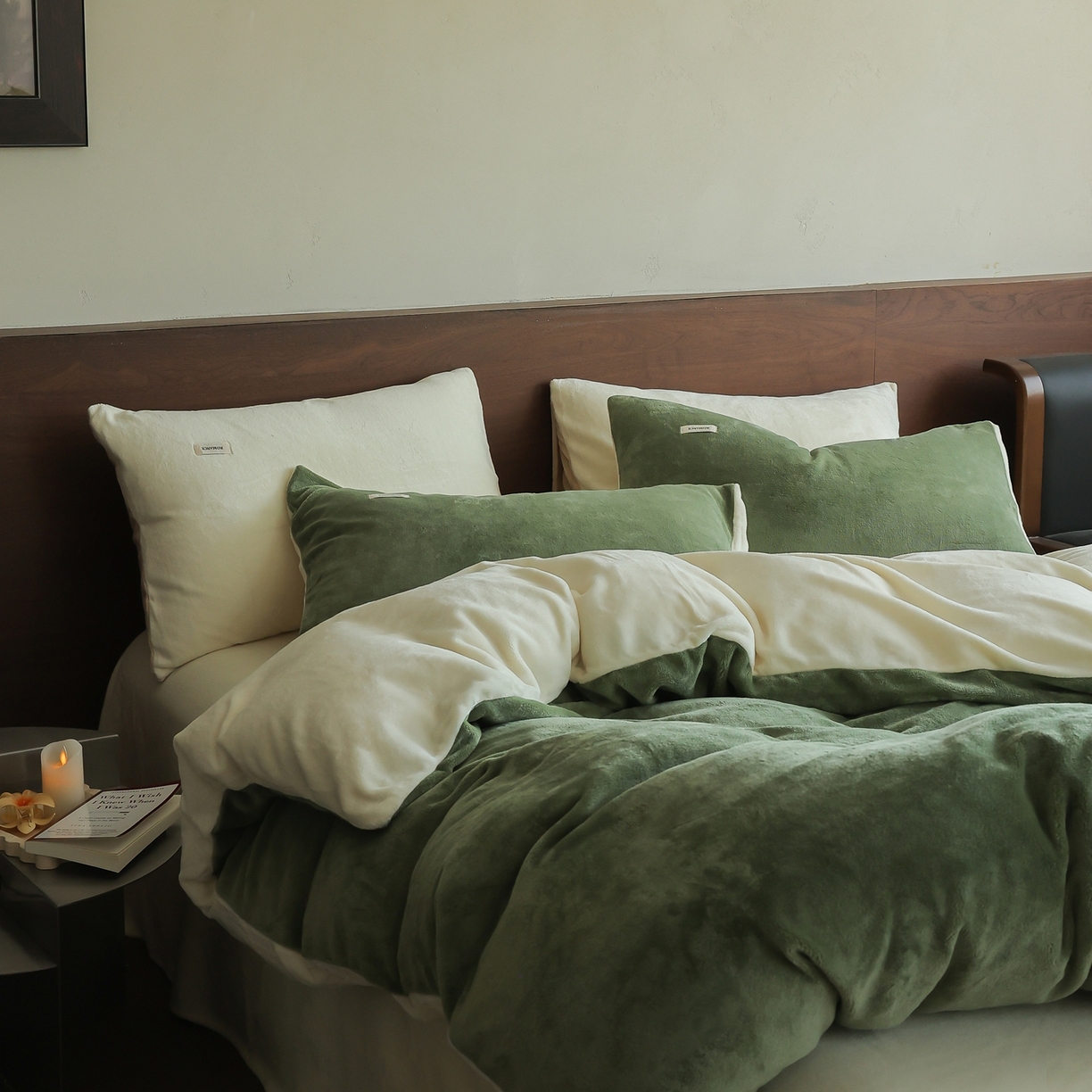 91家纺网 家纺一手货源 找家纺 时光里 2025新款230克纯色双拼牛奶绒四件套 橄榄绿拼奶白