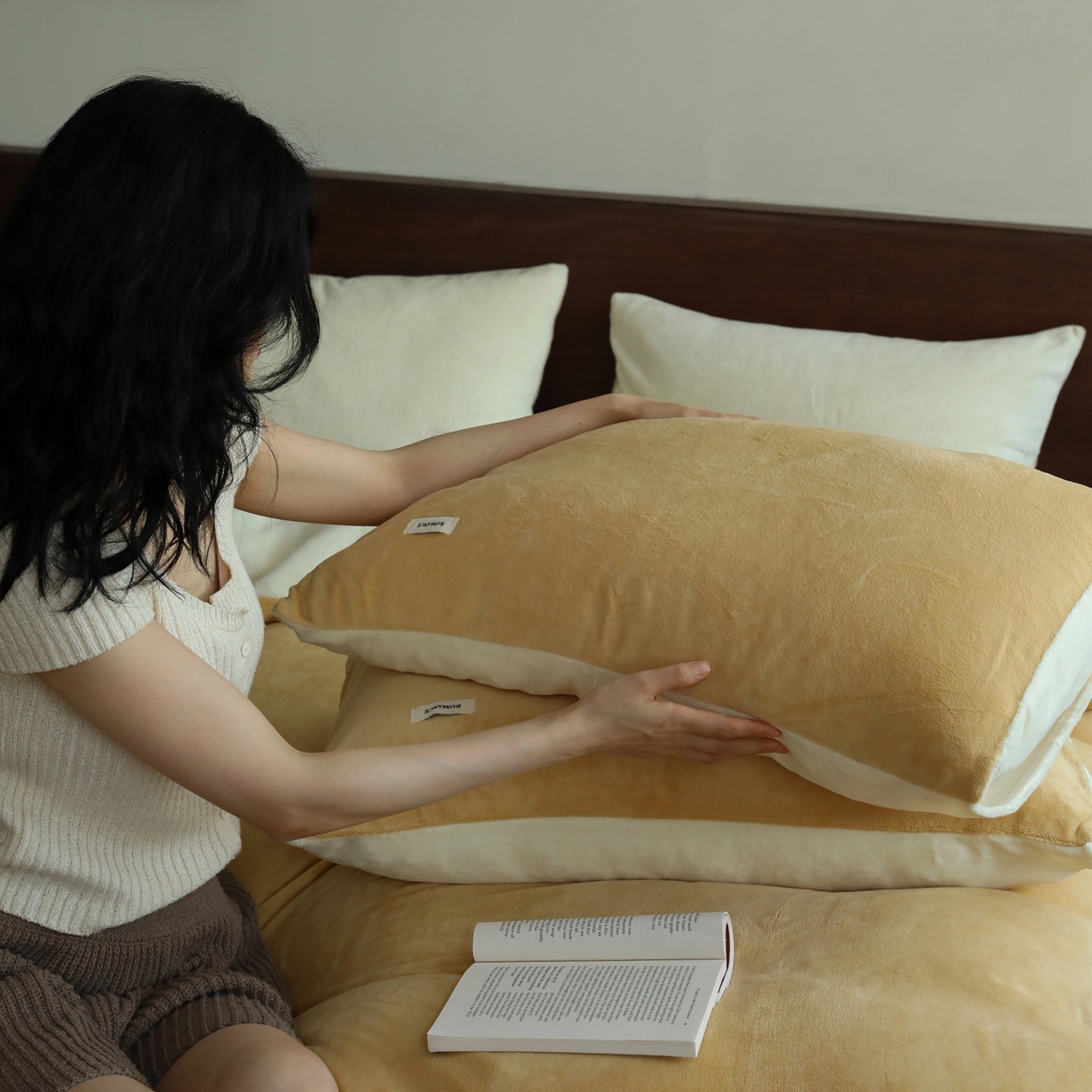 91家纺网 家纺一手货源 找家纺 时光里 2025新款230克纯色双拼牛奶绒四件套 沙漠黄拼奶白