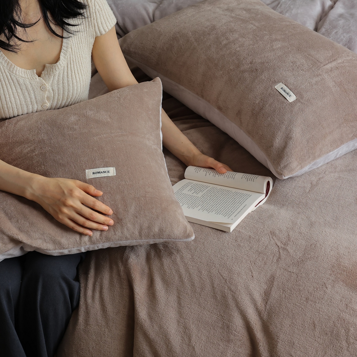 91家纺网 家纺一手货源 找家纺 时光里 2025新款230克纯色双拼牛奶绒四件套 米咖拼星际灰