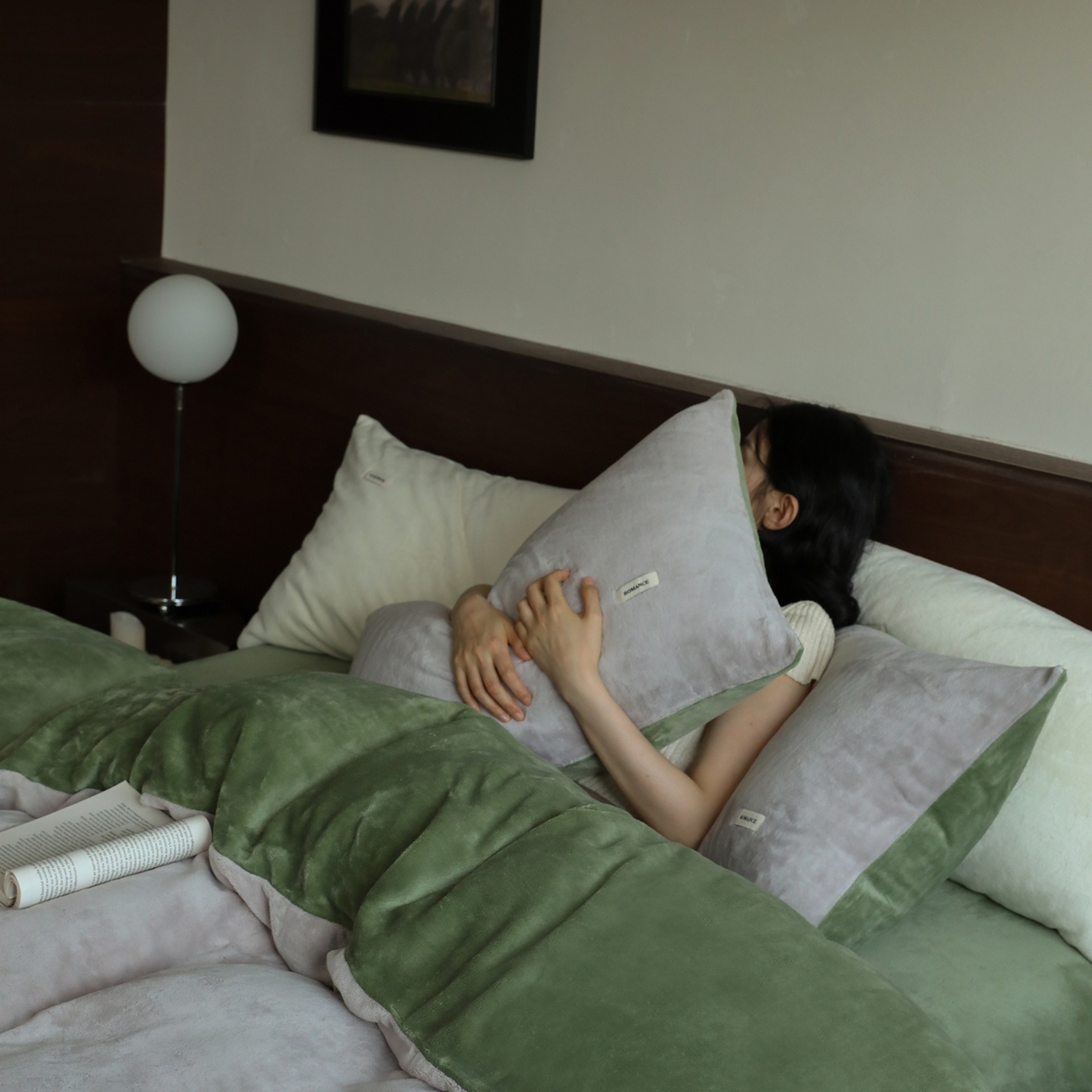 91家纺网 家纺一手货源 找家纺 时光里 2025新款230克纯色双拼牛奶绒四件套 星际灰拼橄榄绿