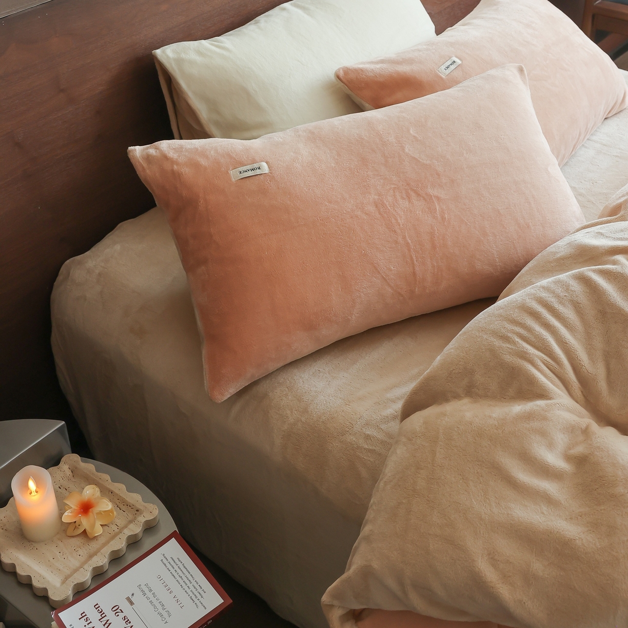 91家纺网 家纺一手货源 找家纺 时光里 2025新款230克纯色双拼牛奶绒四件套 浅驼拼杏仁