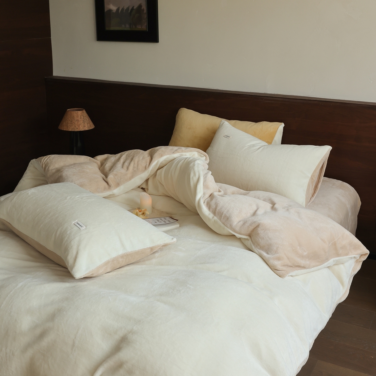 91家纺网 家纺一手货源 找家纺 时光里 2025新款230克纯色双拼牛奶绒四件套 奶白拼杏仁