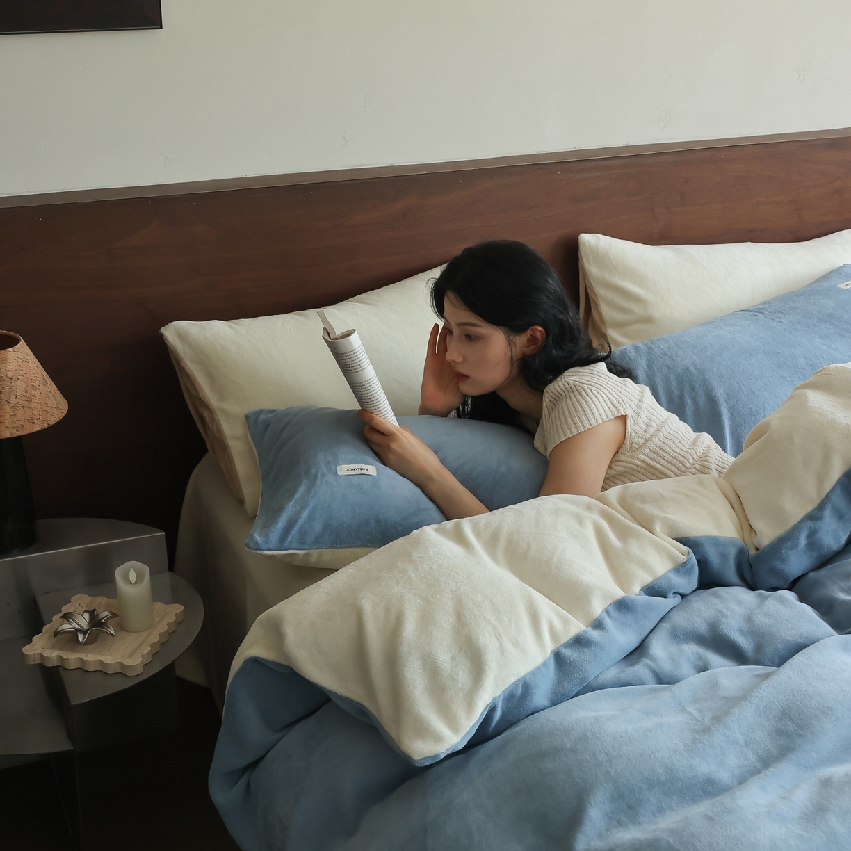 91家纺网 家纺一手货源 找家纺 时光里 2025新款230克纯色双拼牛奶绒四件套 复古蓝拼奶白