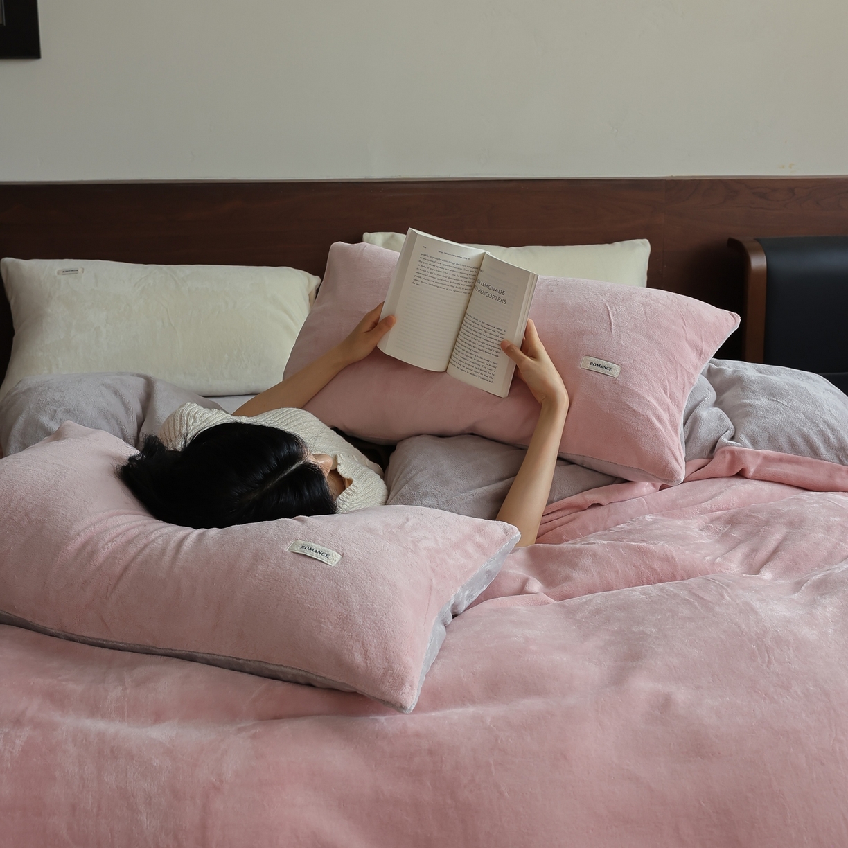 91家纺网 家纺一手货源 找家纺 时光里 2025新款230克纯色双拼牛奶绒四件套 藕粉拼星际灰