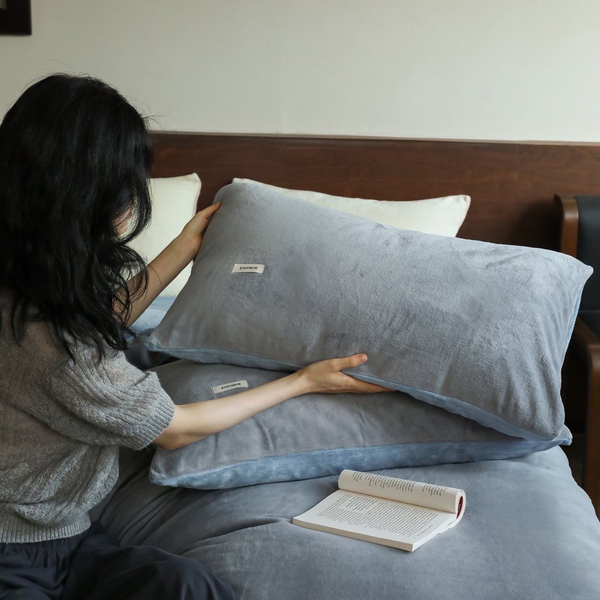 91家纺网 家纺一手货源 找家纺 时光里 2025新款230克纯色双拼牛奶绒四件套 古典灰拼复古蓝