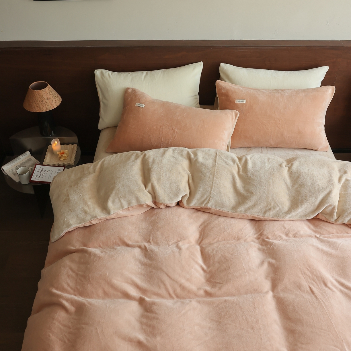 91家纺网 家纺一手货源 找家纺 时光里 2025新款230克纯色双拼牛奶绒四件套 浅驼拼杏仁