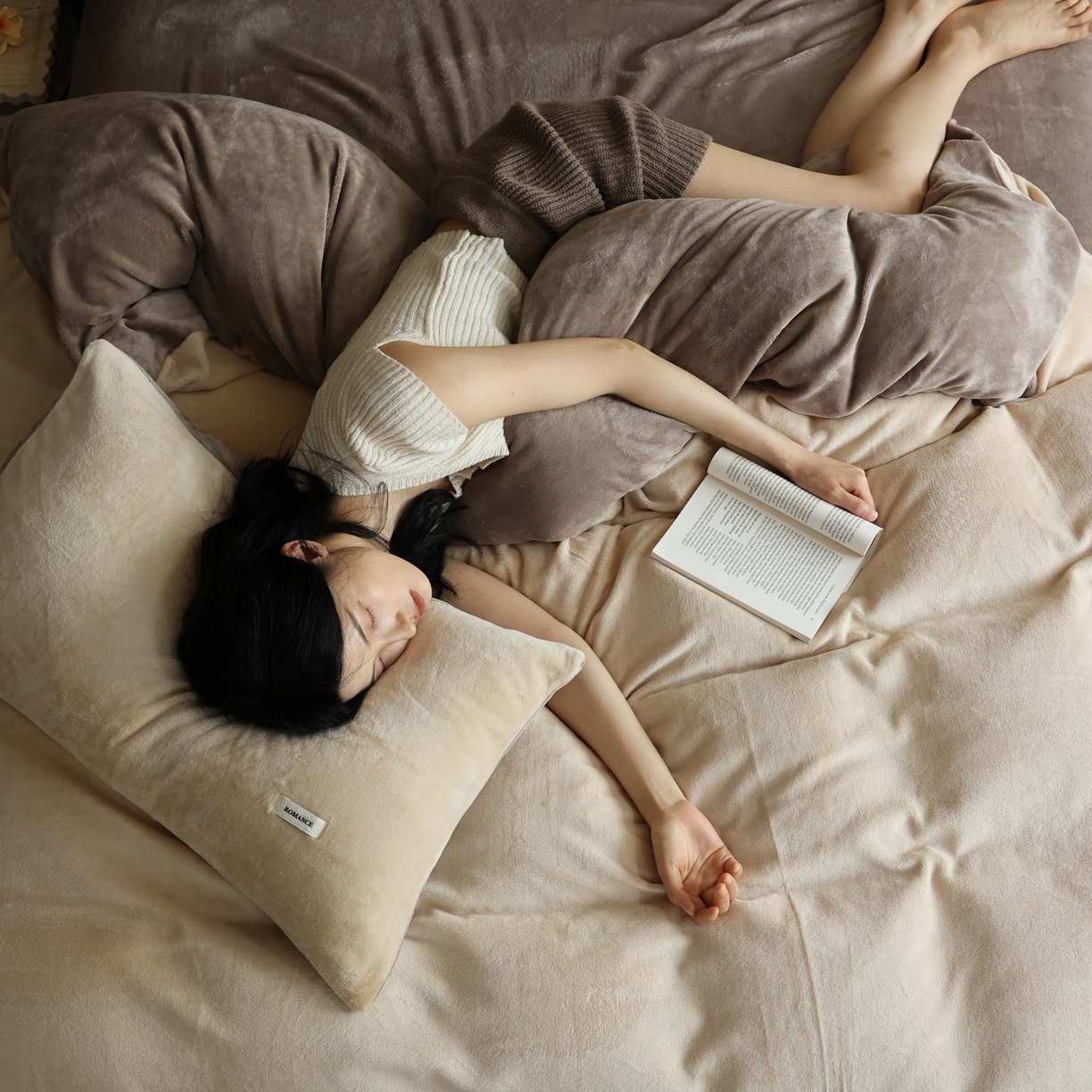 91家纺网 家纺一手货源 找家纺 时光里 2025新款230克纯色双拼牛奶绒四件套 杏仁拼米咖