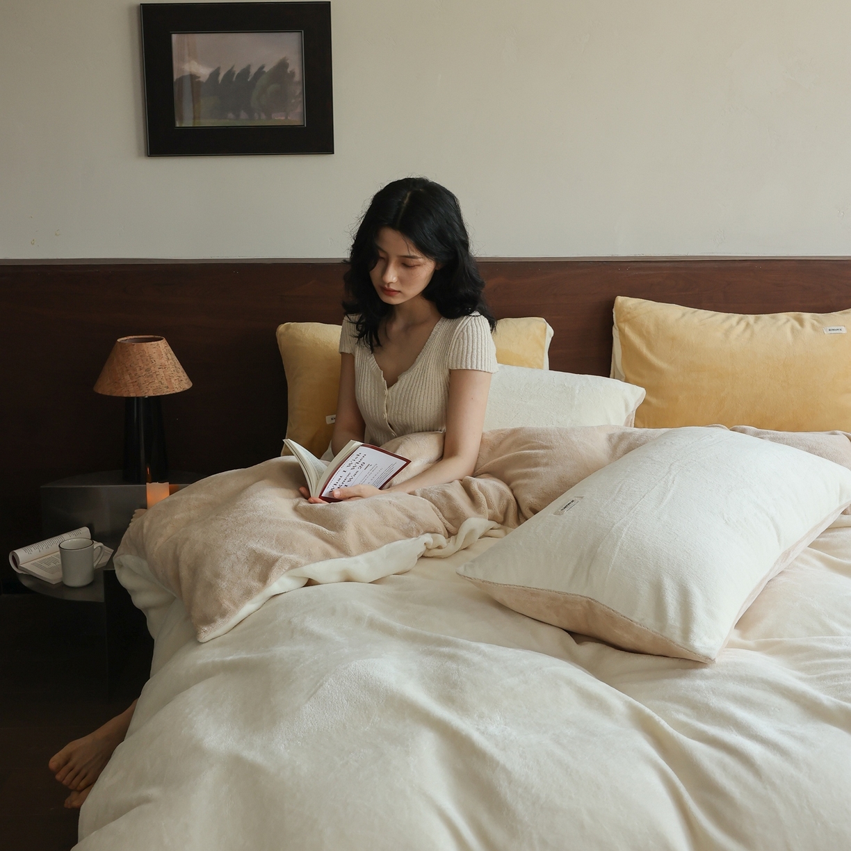 91家纺网 家纺一手货源 找家纺 时光里 2025新款230克纯色双拼牛奶绒四件套 奶白拼杏仁