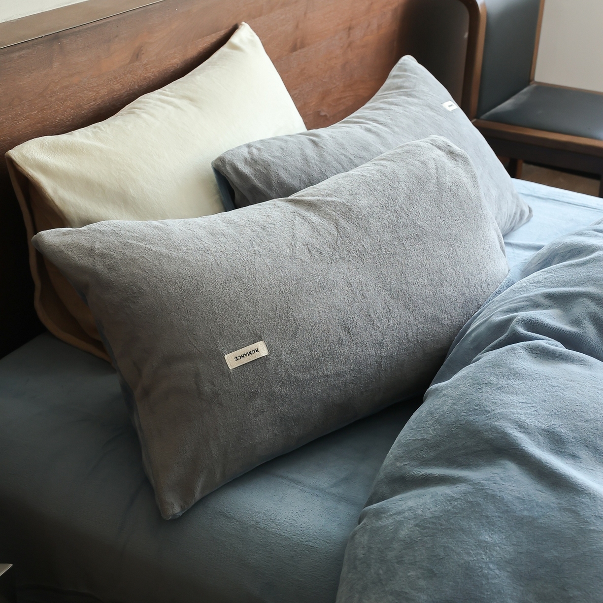 91家纺网 家纺一手货源 找家纺 时光里 2025新款230克纯色双拼牛奶绒四件套 古典灰拼复古蓝