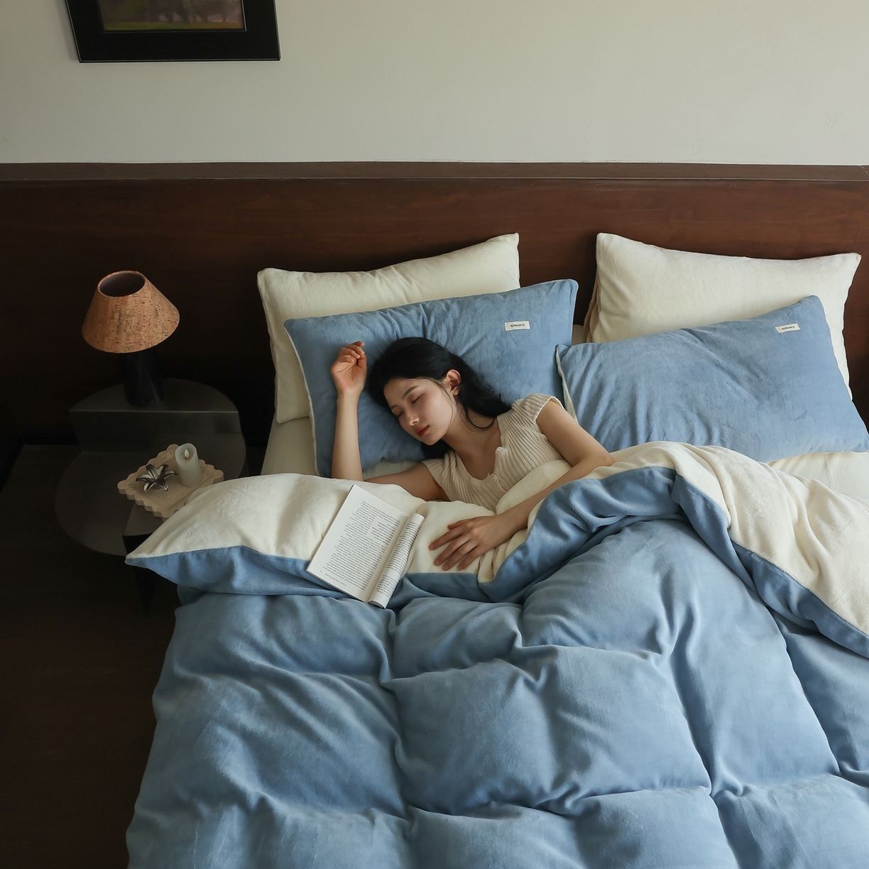 91家纺网 家纺一手货源 找家纺 时光里 2025新款230克纯色双拼牛奶绒四件套 复古蓝拼奶白