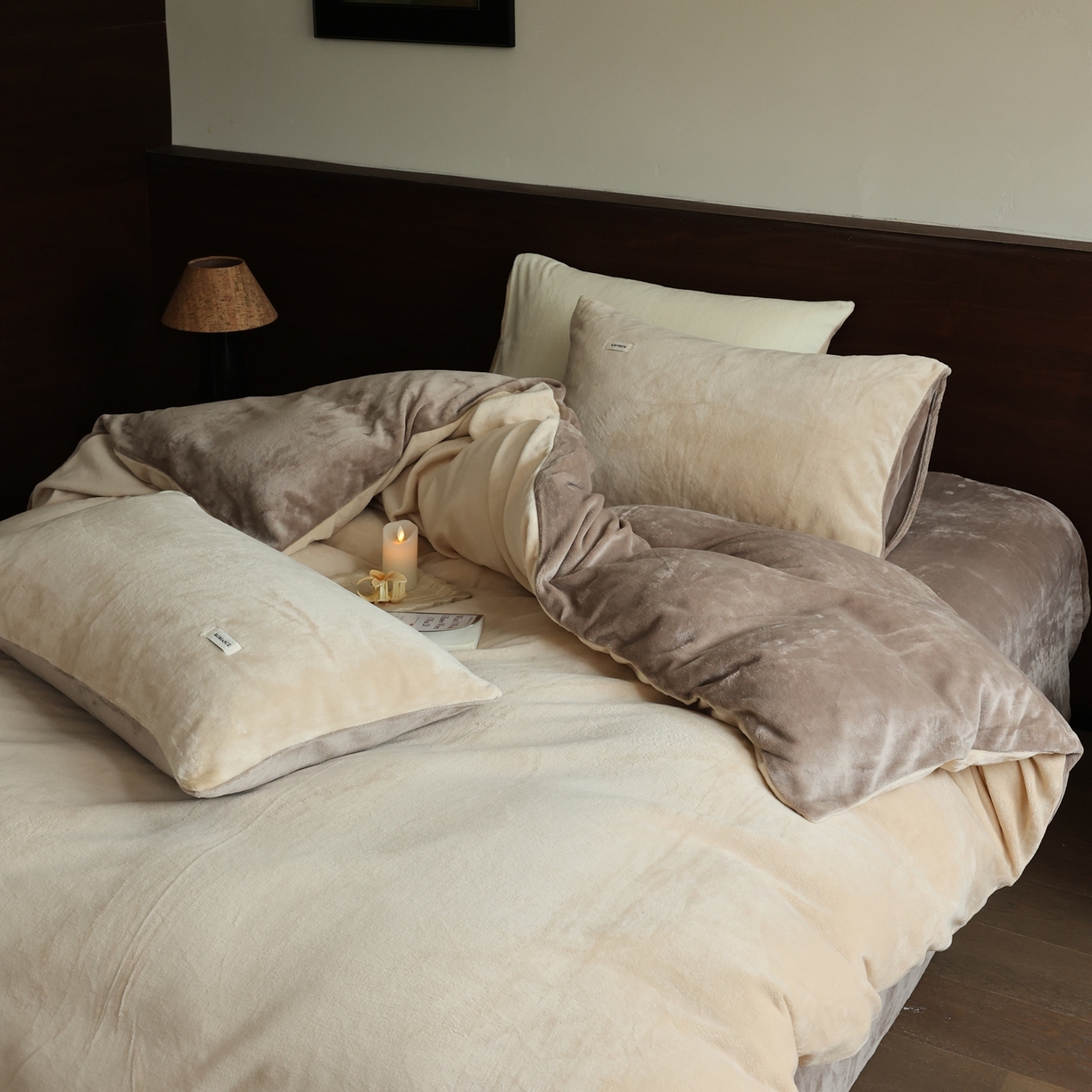 91家纺网 家纺一手货源 找家纺 时光里 2025新款230克纯色双拼牛奶绒四件套 杏仁拼米咖