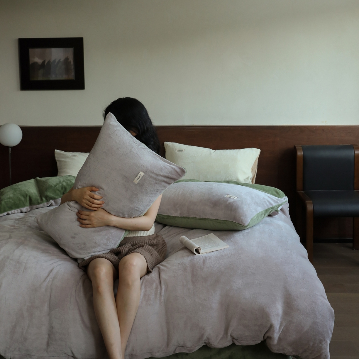 91家纺网 家纺一手货源 找家纺 时光里 2025新款230克纯色双拼牛奶绒四件套 星际灰拼橄榄绿