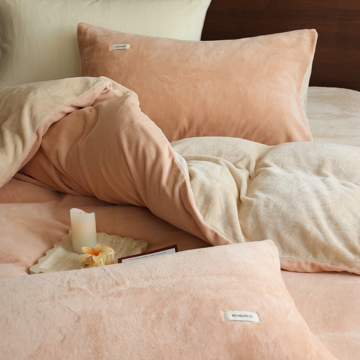 91家纺网 家纺一手货源 找家纺 时光里 2025新款230克纯色双拼牛奶绒四件套 浅驼拼杏仁