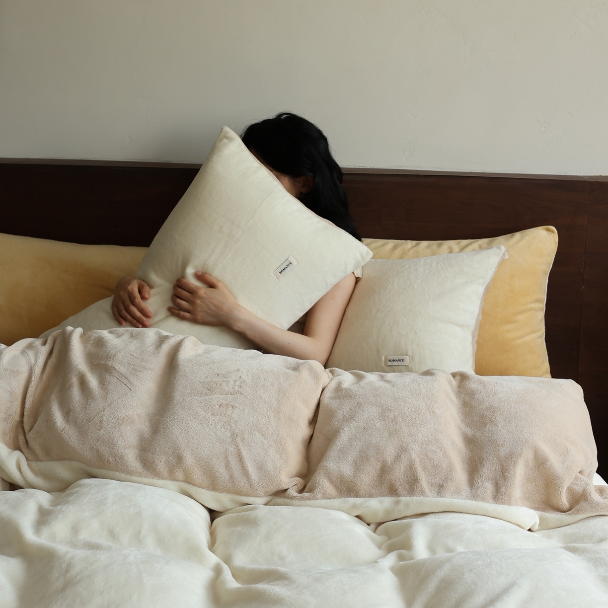 91家纺网 家纺一手货源 找家纺 时光里 2025新款230克纯色双拼牛奶绒四件套 奶白拼杏仁