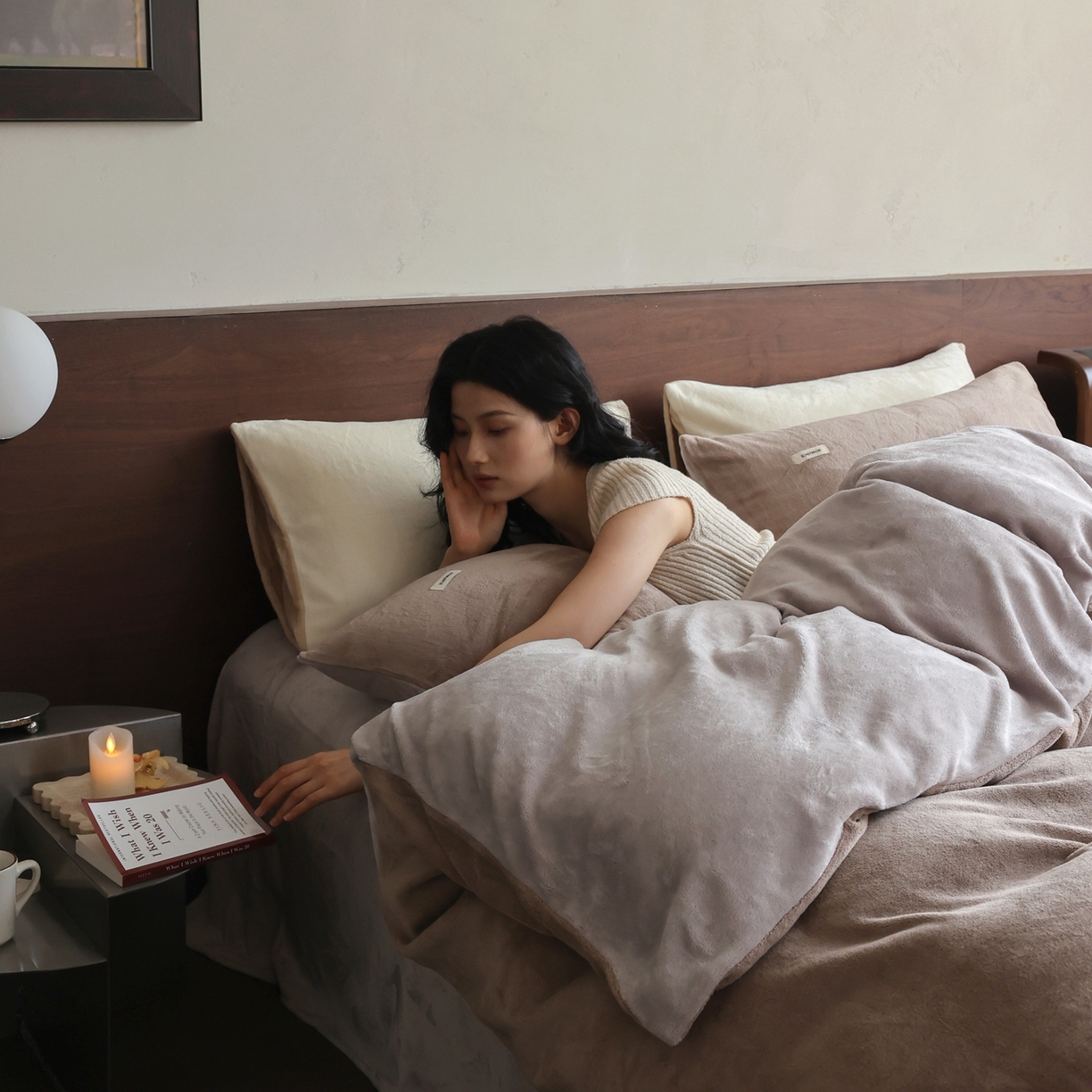 91家纺网 家纺一手货源 找家纺 时光里 2025新款230克纯色双拼牛奶绒四件套 米咖拼星际灰