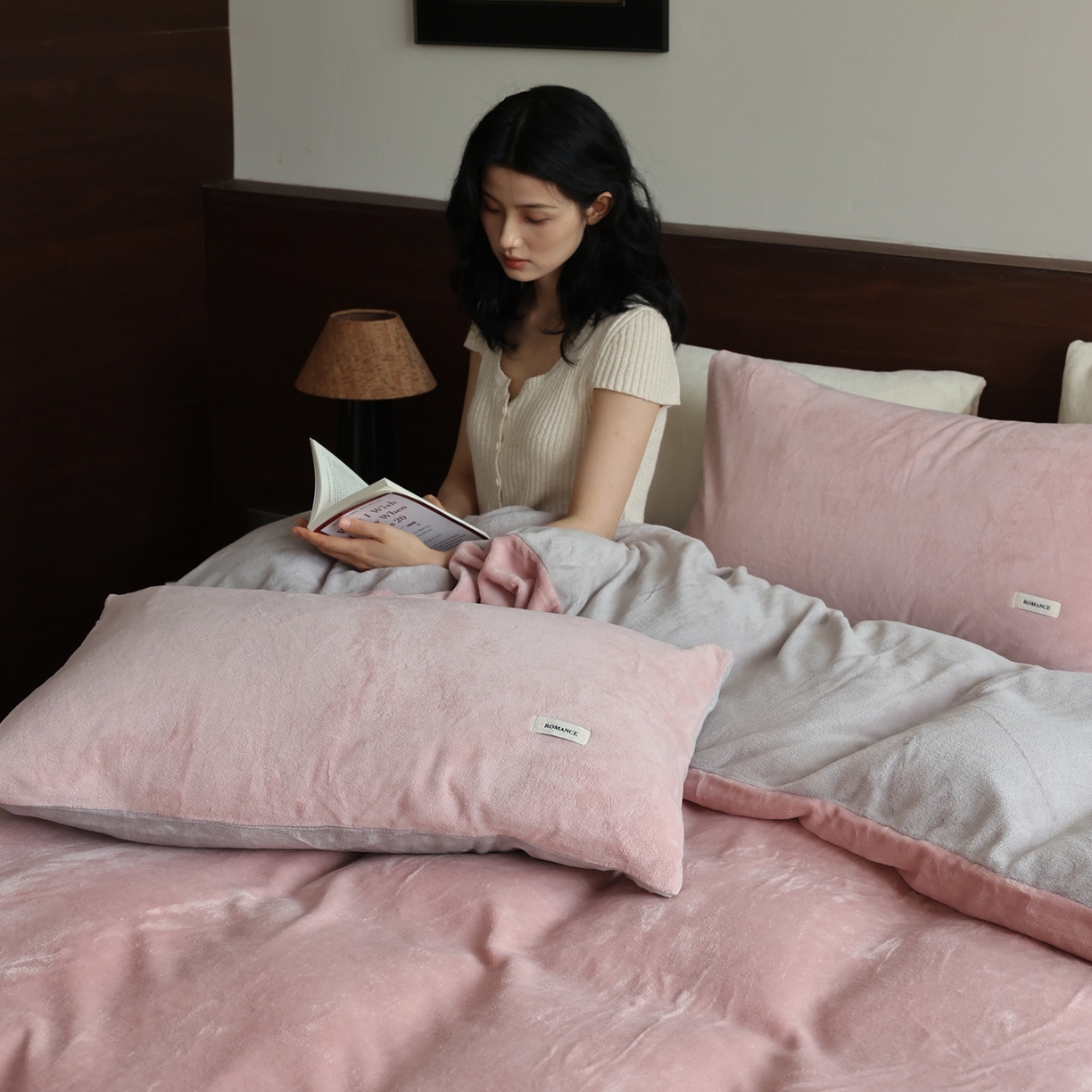 91家纺网 家纺一手货源 找家纺 时光里 2025新款230克纯色双拼牛奶绒四件套 藕粉拼星际灰