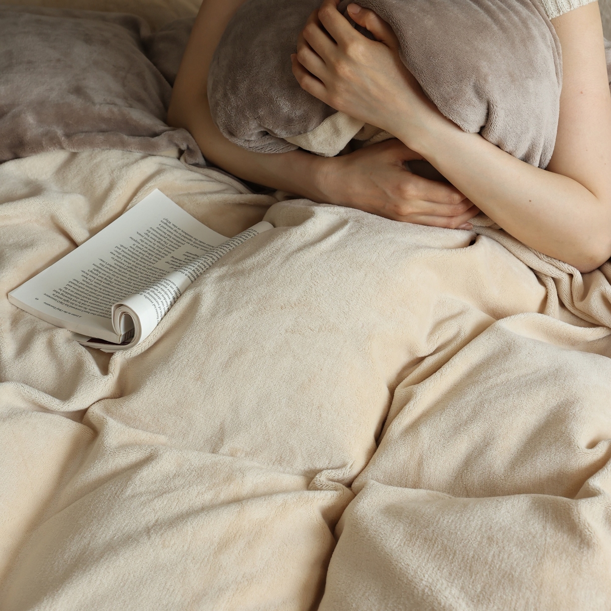 91家纺网 家纺一手货源 找家纺 时光里 2025新款230克纯色双拼牛奶绒四件套 杏仁拼米咖