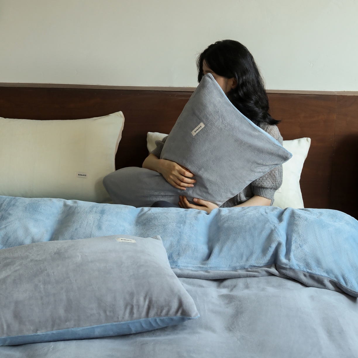 91家纺网 家纺一手货源 找家纺 时光里 2025新款230克纯色双拼牛奶绒四件套 古典灰拼复古蓝