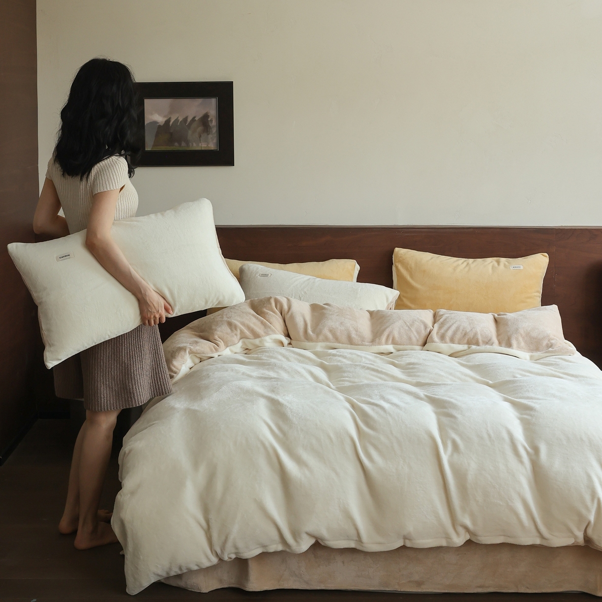 91家纺网 家纺一手货源 找家纺 时光里 2025新款230克纯色双拼牛奶绒四件套 奶白拼杏仁