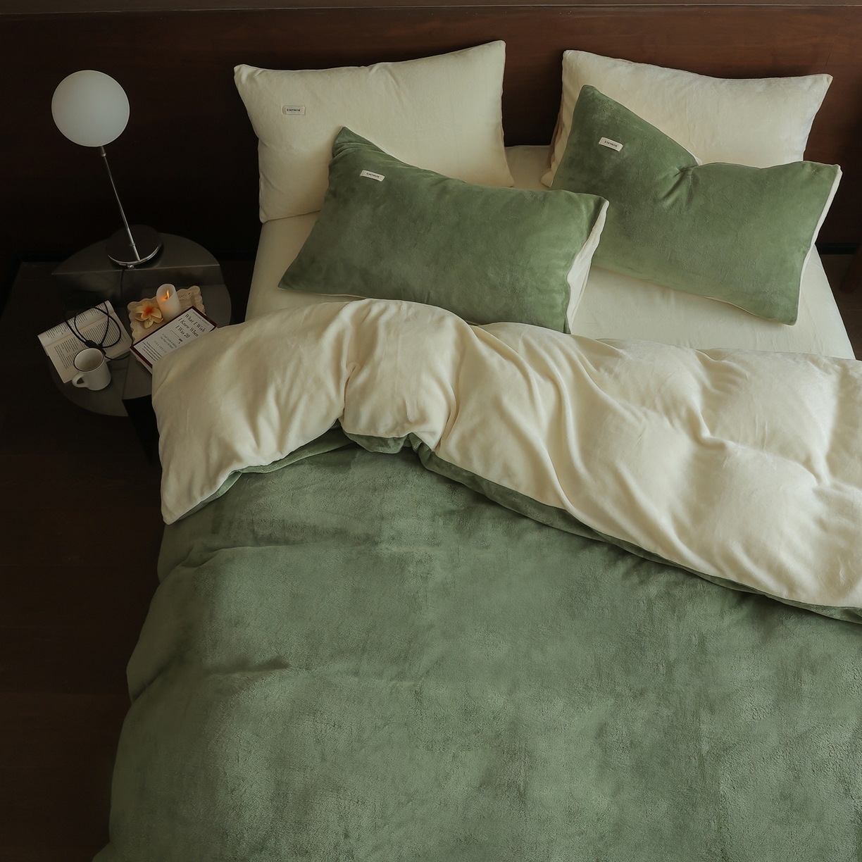 91家纺网 家纺一手货源 找家纺 时光里 2025新款230克纯色双拼牛奶绒四件套 橄榄绿拼奶白