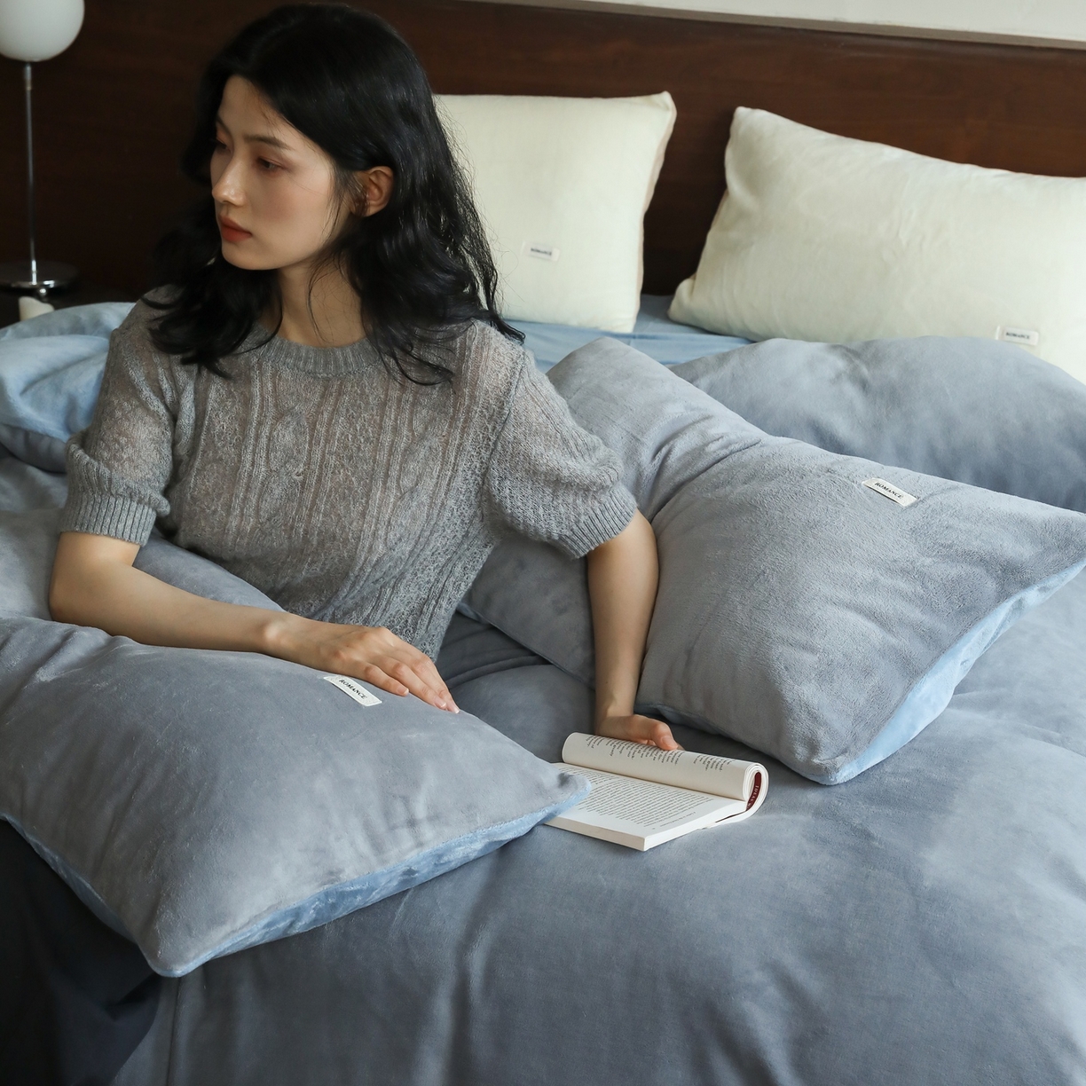 91家纺网 家纺一手货源 找家纺 时光里 2025新款230克纯色双拼牛奶绒四件套 古典灰拼复古蓝