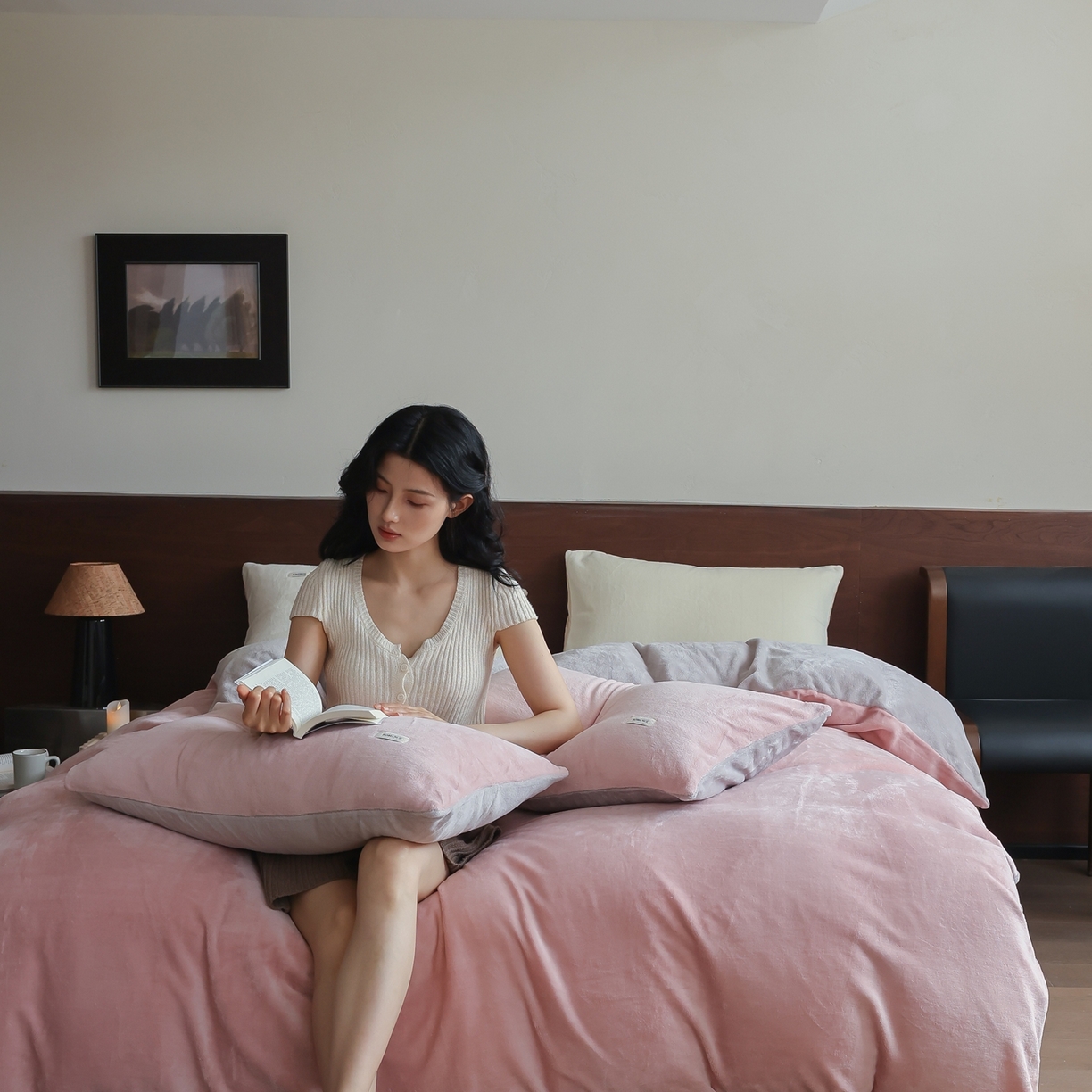 91家纺网 家纺一手货源 找家纺 时光里 2025新款230克纯色双拼牛奶绒四件套 藕粉拼星际灰