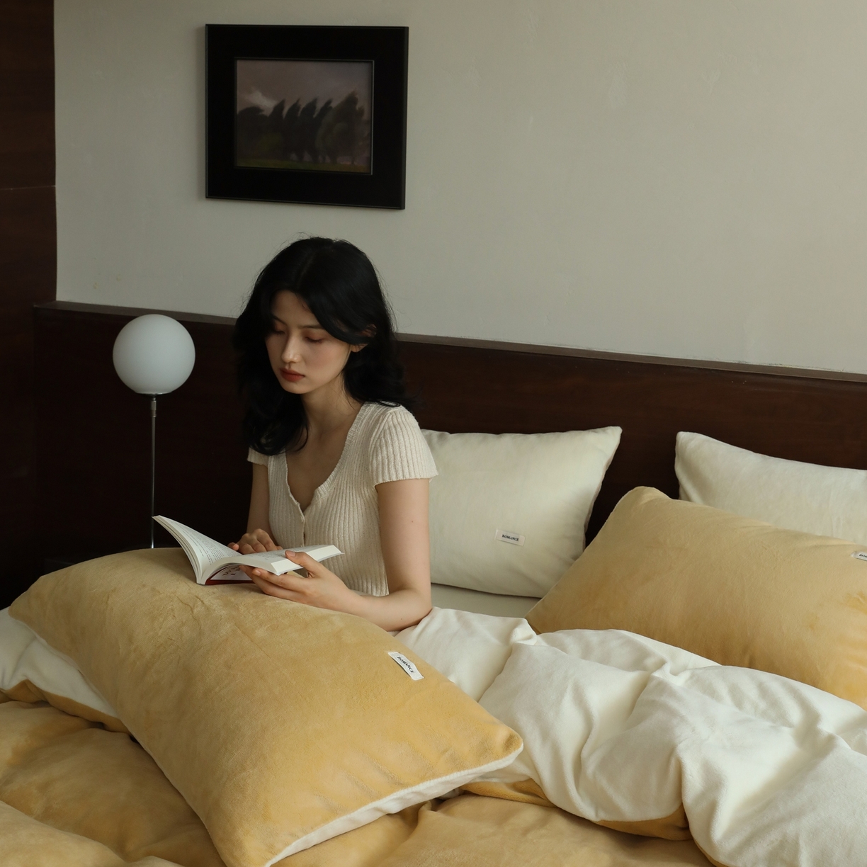 91家纺网 家纺一手货源 找家纺 时光里 2025新款230克纯色双拼牛奶绒四件套 沙漠黄拼奶白