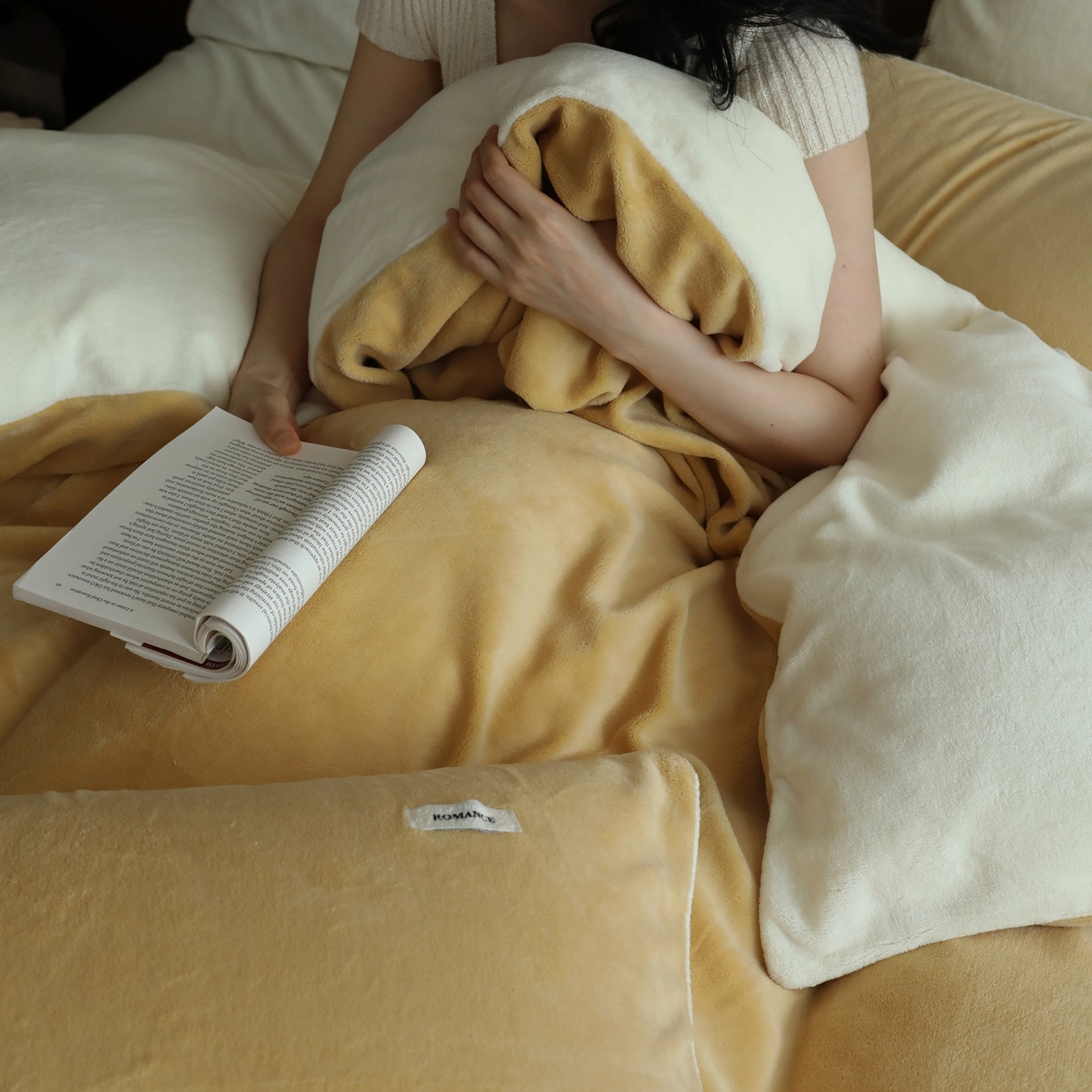 91家纺网 家纺一手货源 找家纺 时光里 2025新款230克纯色双拼牛奶绒四件套 沙漠黄拼奶白