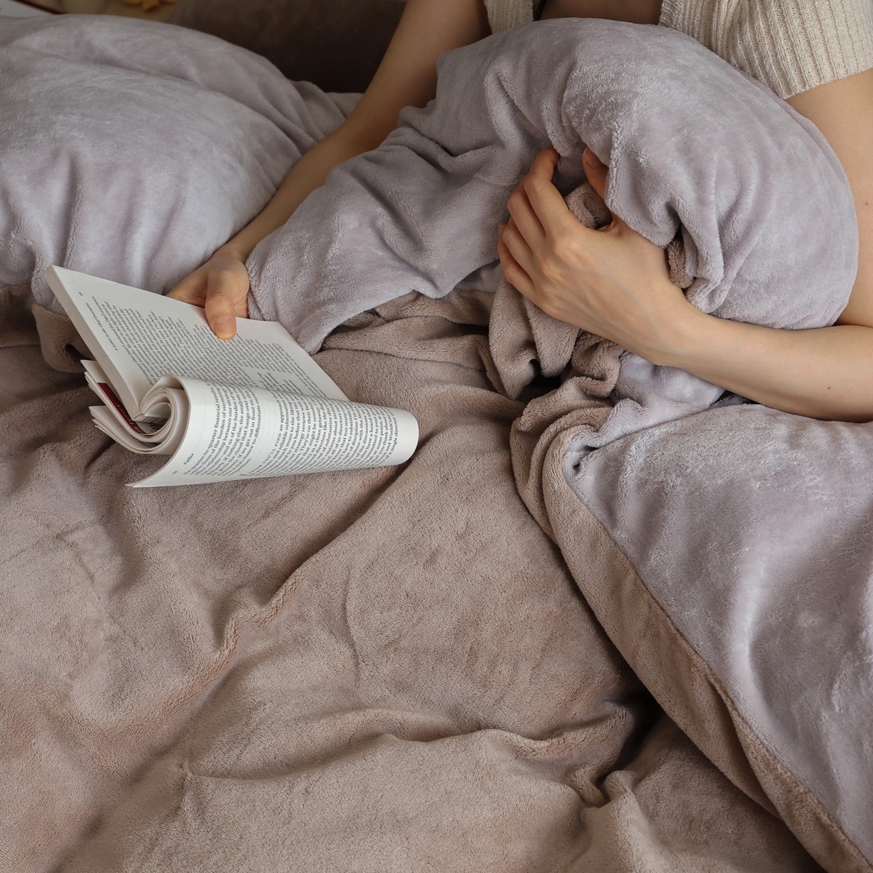 91家纺网 家纺一手货源 找家纺 时光里 2025新款230克纯色双拼牛奶绒四件套 米咖拼星际灰