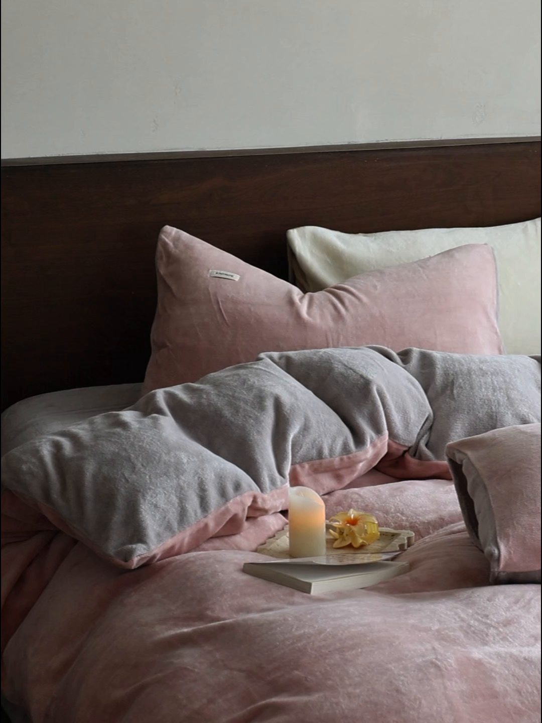 91家纺网 家纺一手货源 找家纺 时光里 2025新款230克纯色双拼牛奶绒四件套 藕粉拼星际灰