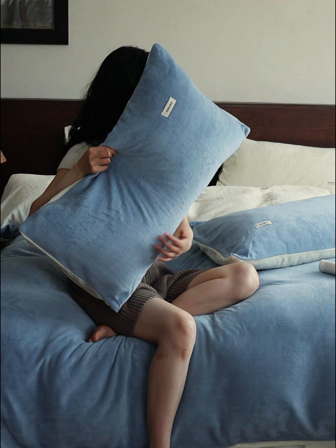 91家纺网 家纺一手货源 找家纺 时光里 2025新款230克纯色双拼牛奶绒四件套 复古蓝拼奶白