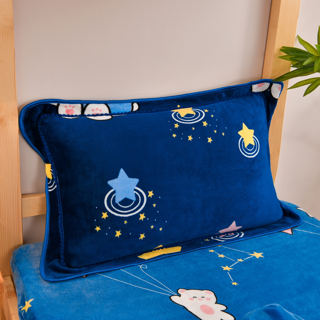 91家纺网 家纺一手货源 找家纺 居尚家纺 2025新款牛奶绒学生三件套床褥套床笠三件套 可爱熊