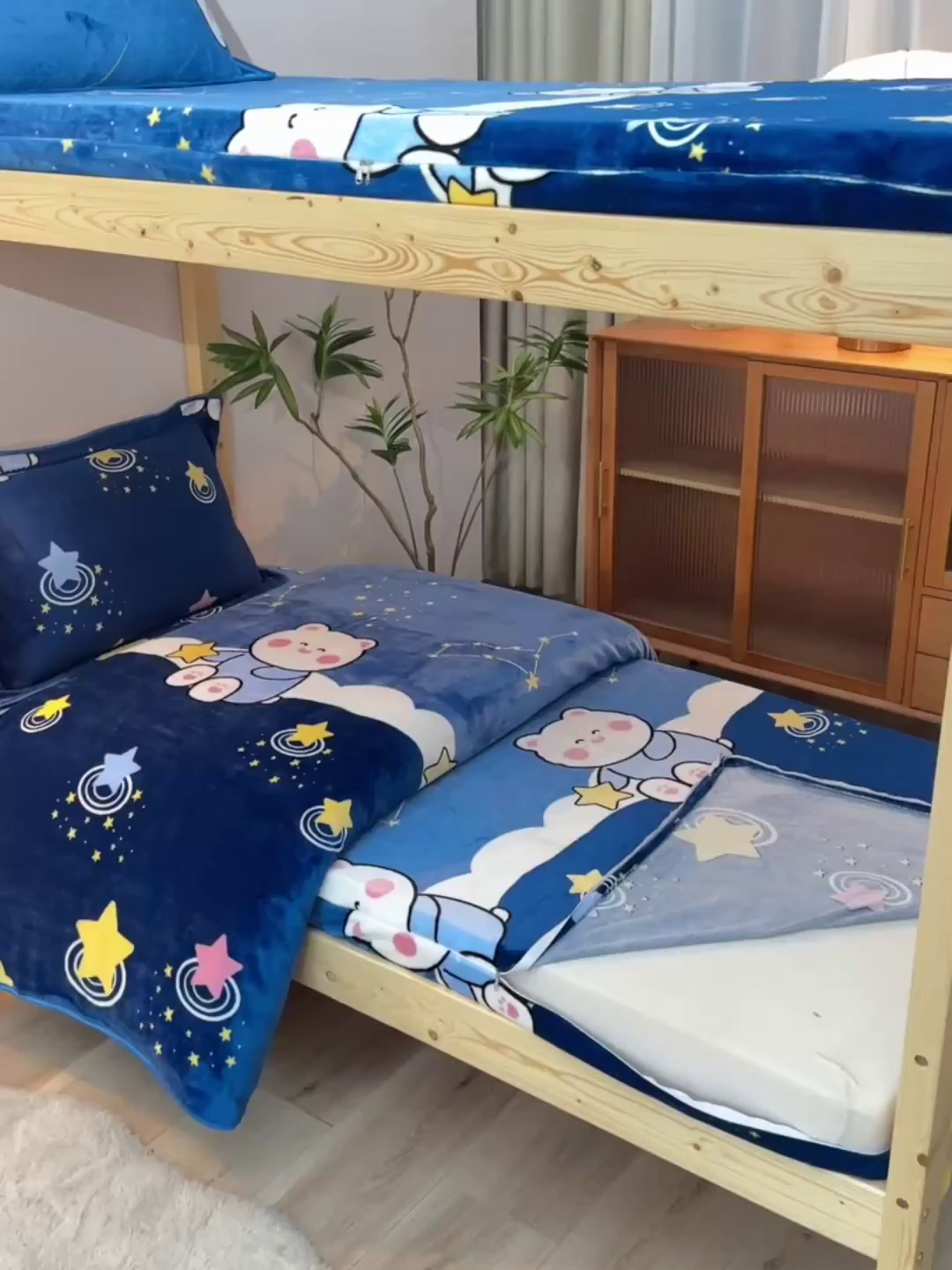 91家纺网 家纺一手货源 找家纺 居尚家纺 2025新款牛奶绒学生三件套床褥套床笠三件套 可爱熊