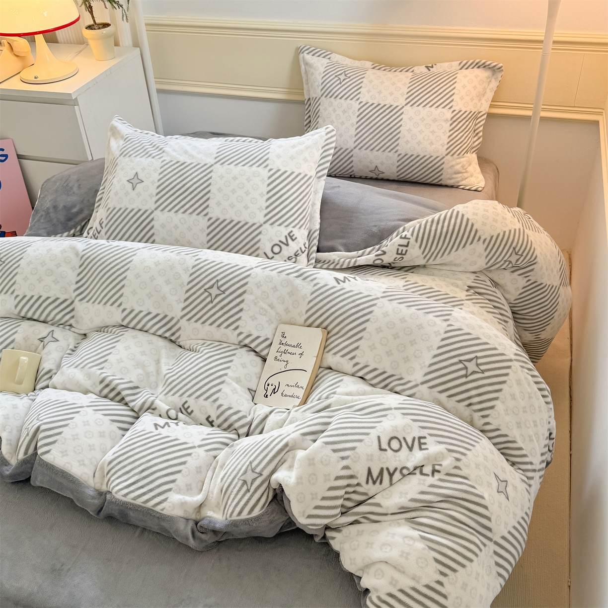 91家纺网 家纺一手货源 找家纺 （总）艾特你 2025新款小清新高克重加厚牛奶绒印花四件套--风格二小窝图