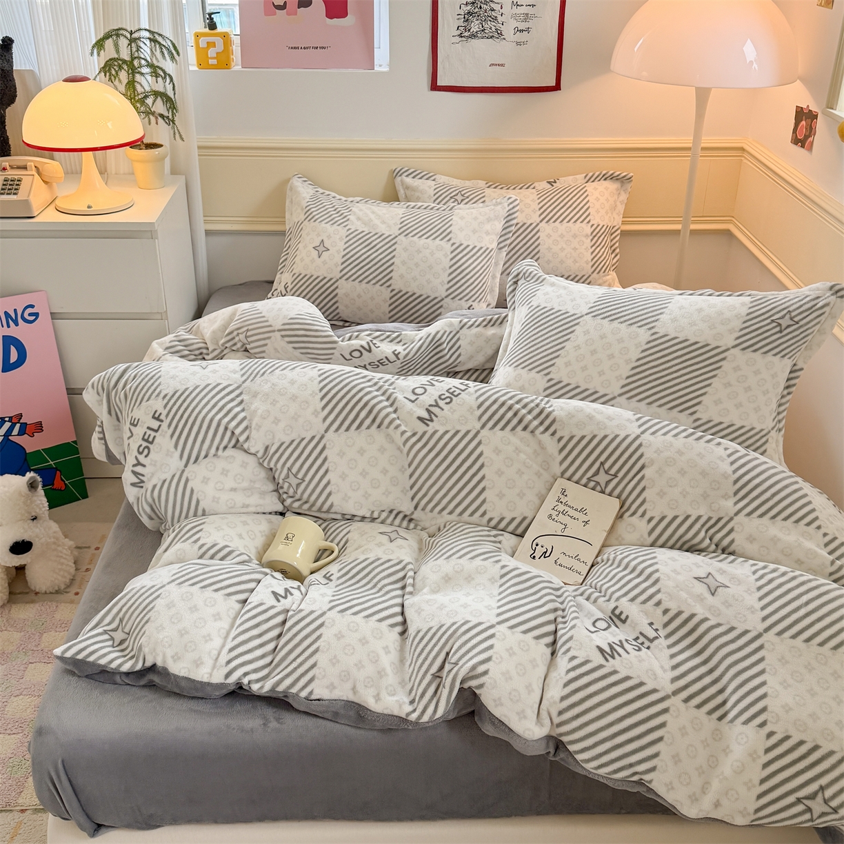 91家纺网 家纺一手货源 找家纺 （总）艾特你 2025新款小清新高克重加厚牛奶绒印花四件套--风格二小窝图