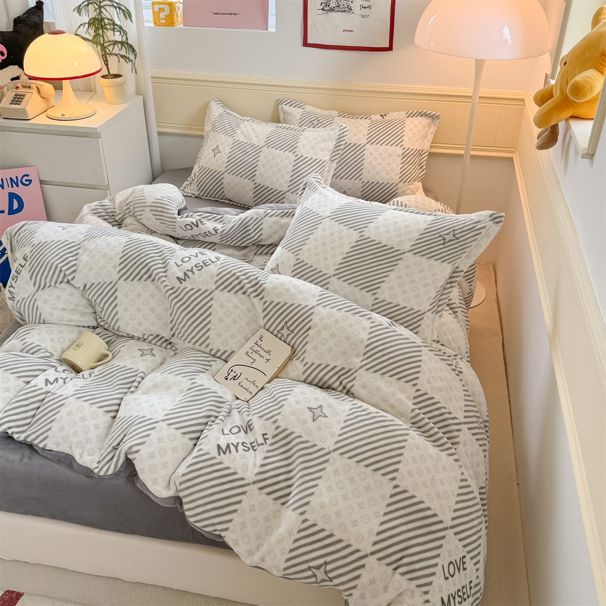 91家纺网 家纺一手货源 找家纺 （总）艾特你 2025新款小清新高克重加厚牛奶绒印花四件套--风格二小窝图