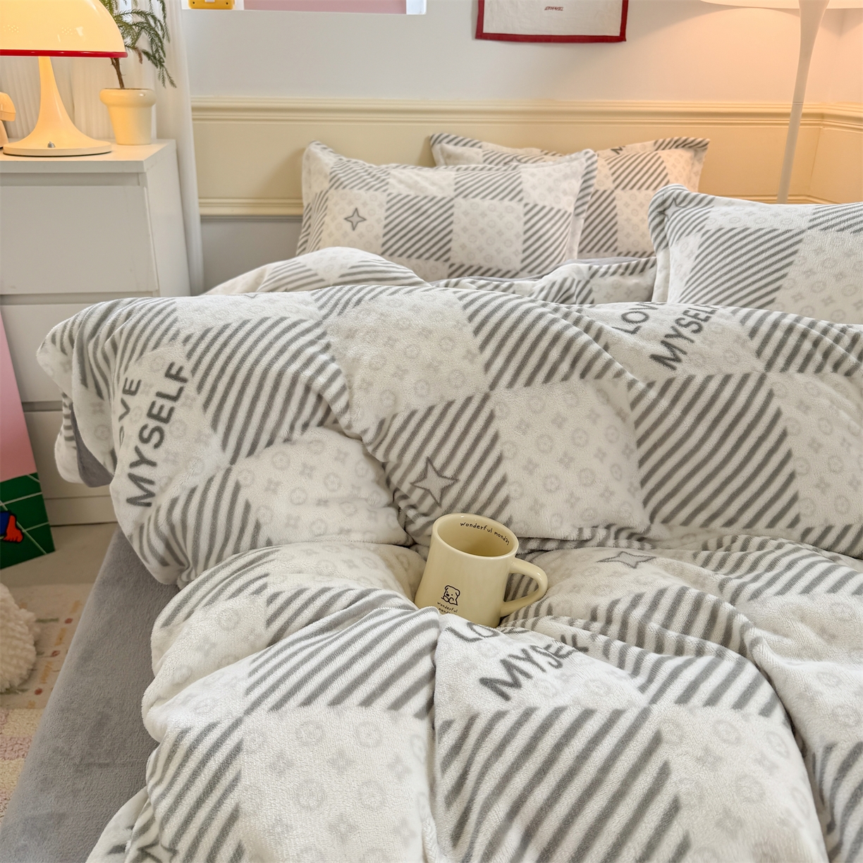 91家纺网 家纺一手货源 找家纺 （总）艾特你 2025新款小清新高克重加厚牛奶绒印花四件套--风格二小窝图