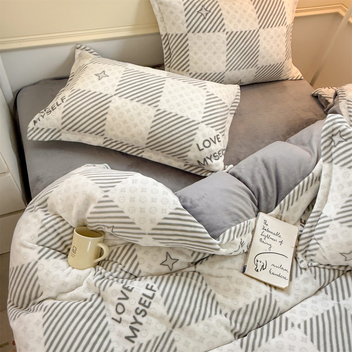 91家纺网 家纺一手货源 找家纺 （总）艾特你 2025新款小清新高克重加厚牛奶绒印花四件套--风格二小窝图