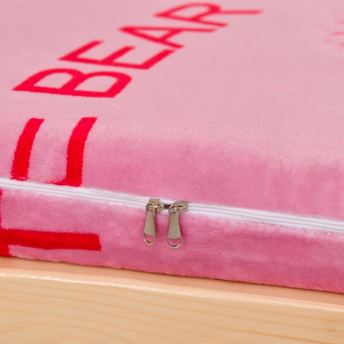 91家纺网 家纺一手货源 找家纺 居尚家纺 2025新款牛奶绒学生三件套床褥套床笠三件套 草莓熊