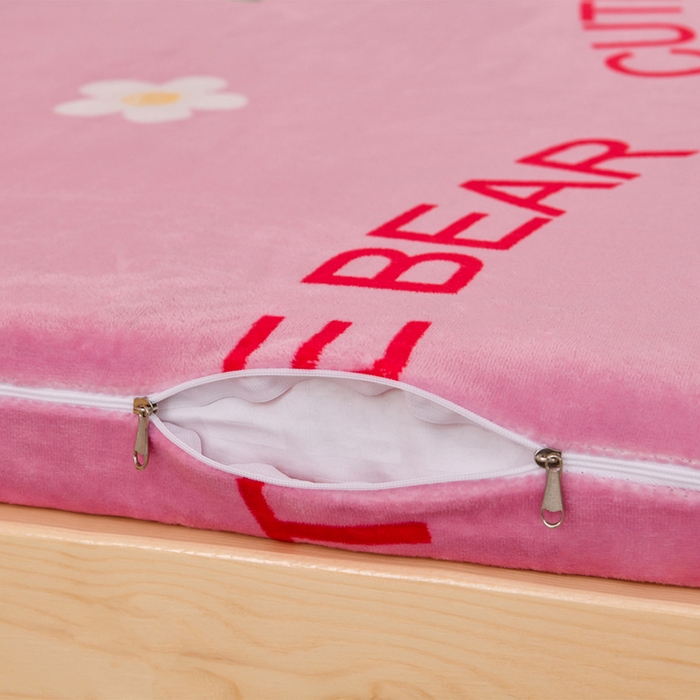 91家纺网 家纺一手货源 找家纺 居尚家纺 2025新款牛奶绒学生三件套床褥套床笠三件套 草莓熊