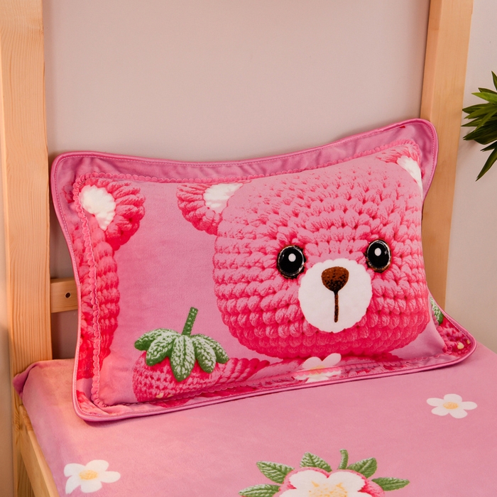 91家纺网 家纺一手货源 找家纺 居尚家纺 2025新款牛奶绒学生三件套床褥套床笠三件套 草莓熊