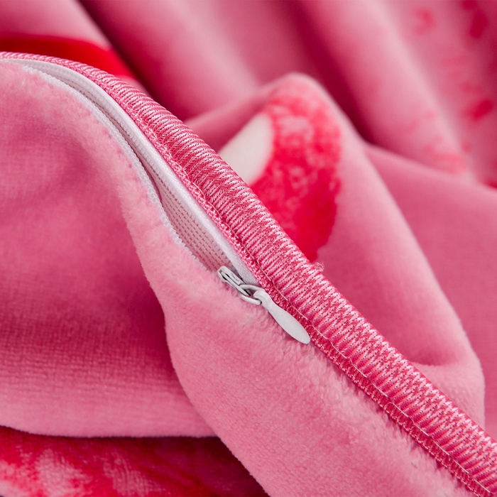 91家纺网 家纺一手货源 找家纺 居尚家纺 2025新款牛奶绒学生三件套床褥套床笠三件套 草莓熊