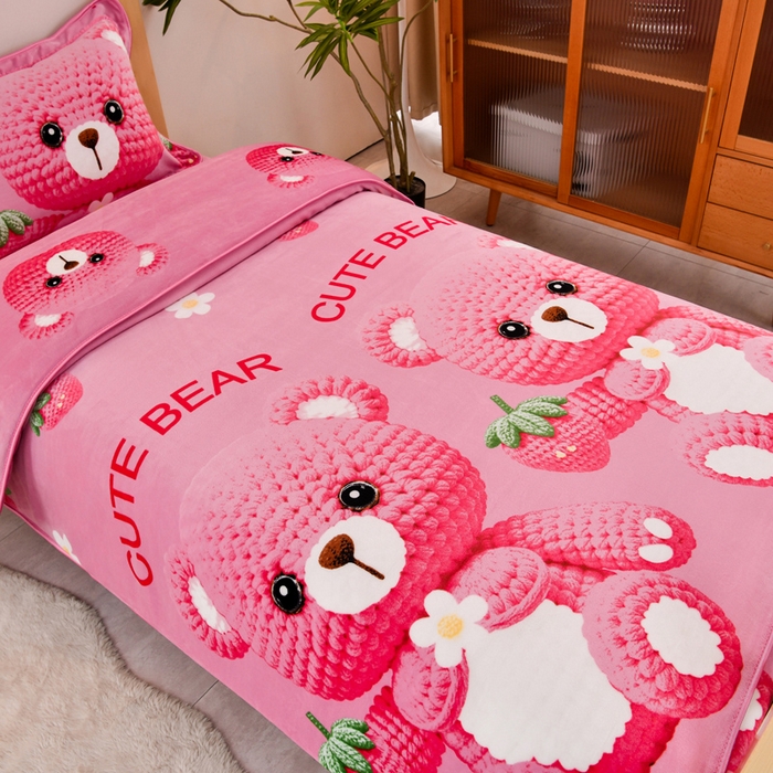 91家纺网 家纺一手货源 找家纺 居尚家纺 2025新款牛奶绒学生三件套床褥套床笠三件套 草莓熊