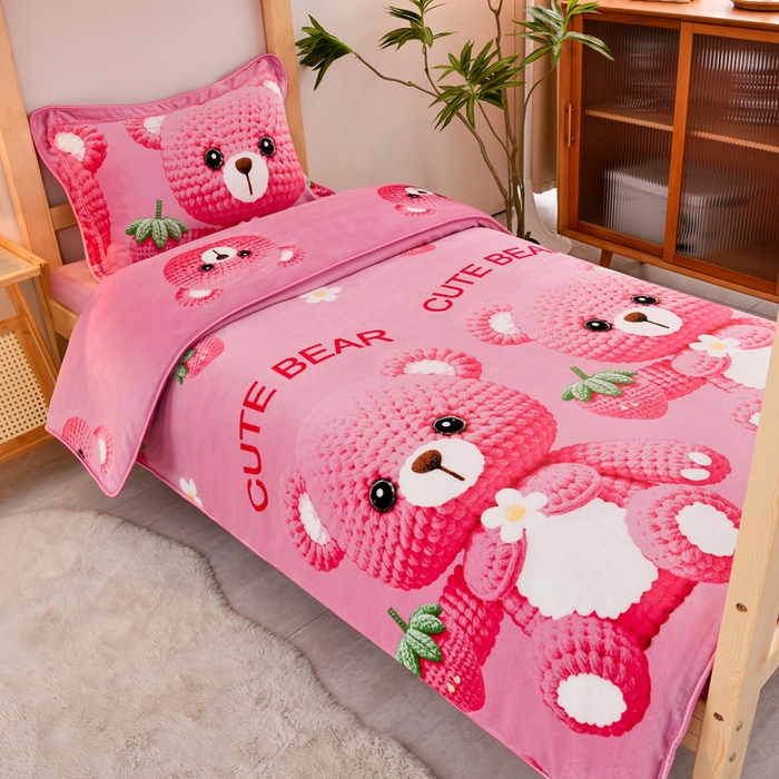 91家纺网 家纺一手货源 找家纺 居尚家纺 2025新款牛奶绒学生三件套床褥套床笠三件套 草莓熊