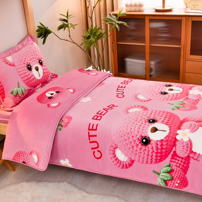 91家纺网 家纺一手货源 找家纺 居尚家纺 2025新款牛奶绒学生三件套床褥套床笠三件套 草莓熊