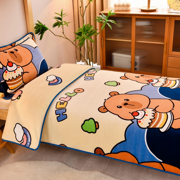 91家纺网 家纺一手货源 找家纺 居尚家纺 2025新款牛奶绒学生三件套床褥套床笠三件套 嘟嘟熊