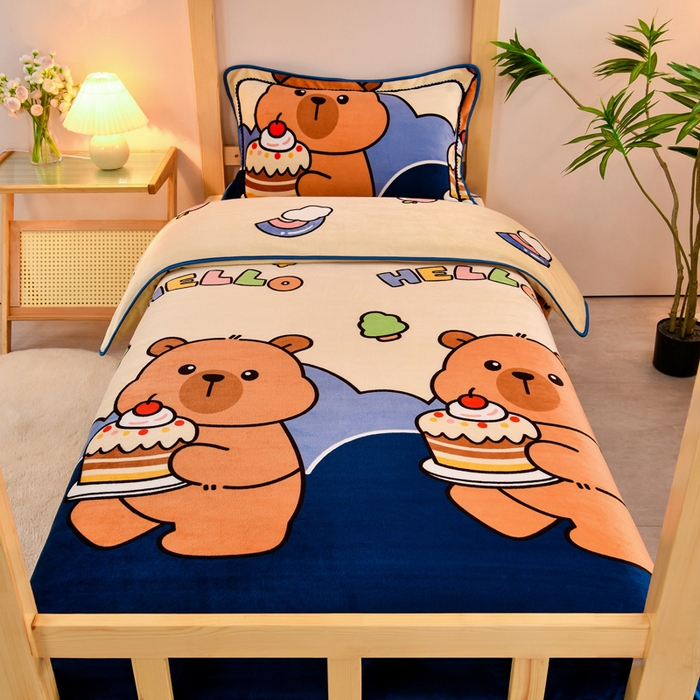 91家纺网 家纺一手货源 找家纺 居尚家纺 2025新款牛奶绒学生三件套床褥套床笠三件套 嘟嘟熊