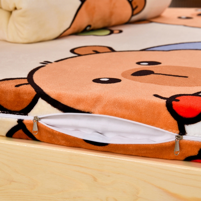 91家纺网 家纺一手货源 找家纺 居尚家纺 2025新款牛奶绒学生三件套床褥套床笠三件套 嘟嘟熊