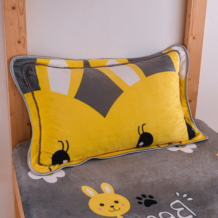 91家纺网 家纺一手货源 找家纺 居尚家纺 2025新款牛奶绒学生三件套床褥套床笠三件套 欢乐兔