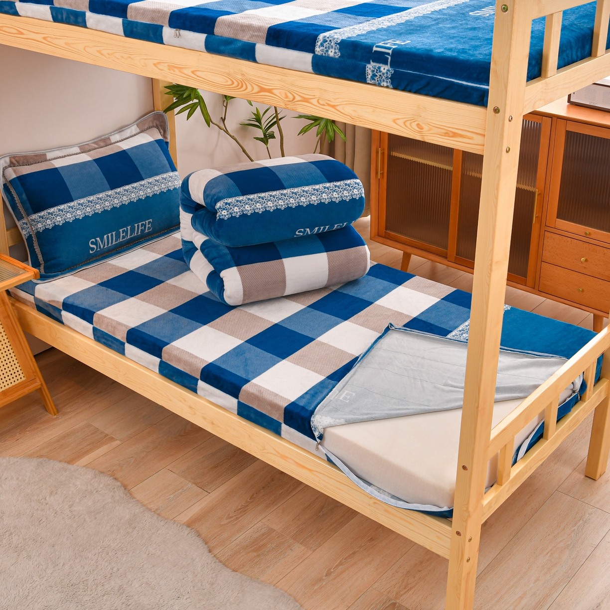 91家纺网 家纺一手货源 找家纺 居尚家纺 2025新款牛奶绒学生三件套床褥套床笠三件套 灰兰格